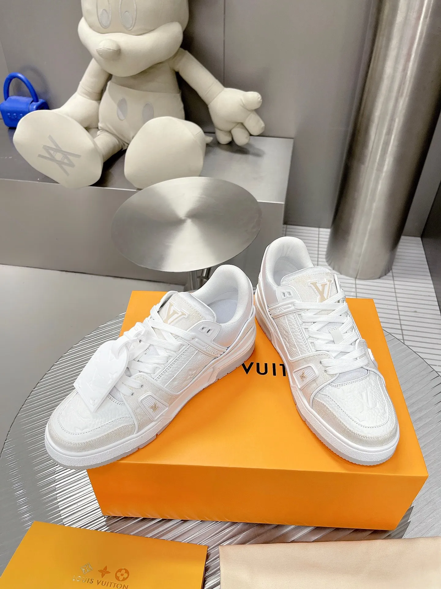 👟👟Ex-factory price 840👟👟The highest version on the Internet⚠️Feel free to compare! 2021🔥New model, purchase quality LV~Louis Vuitton by Virgin Abloh’s best-looking sneakers, Donkey Brand strongly recommends new products, official website limited edition retro basketball sneakers! Both high and low tops cost money to purchase 1:1 accurate replicas of the originals. The details are invincible, full of sincerity, imported custom-made original cowhide, the original package method is the same, the details are 100% restored, and the private model customized the original one-piece T👟👟factory price U outsole, which is different from other brands. Without the original version, this effect cannot be achieved! 35-45 (46 is custom-made and non-refundable) Some colors are available in women’s styles